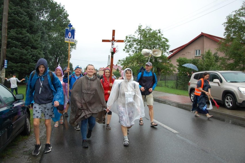 Deszczowy, ale radosny drugi dzień pielgrzymki na Jasną Górę. Tobiasz przyjął sakrament chrztu. Zobacz fotorelację z wędrówki pątników