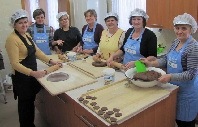 Gospodynie z Kopernik szkoliły się w ramach projektu nyskiego PUP z zakresu cukiernictwa. Efektem jest powstanie produktu tradycyjnego - pierników Septem Sidera czyli Siedem Gwiazd.