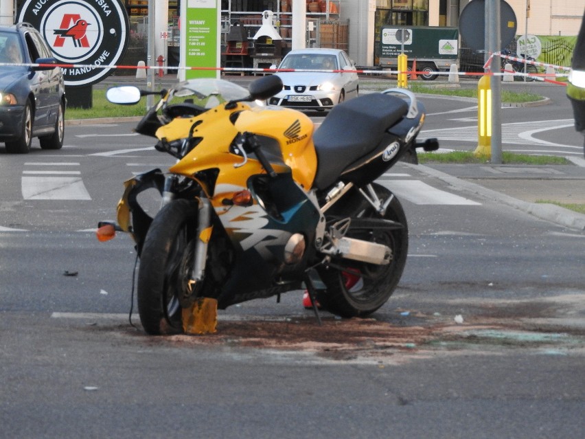 Motocyklista był reanimowany na miejscu po czym karetka...