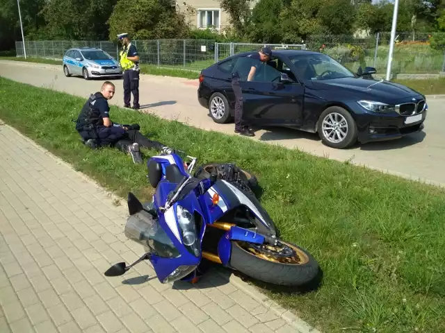 Policyjny pościg za motocyklistą w Białymstoku zakończył się wypadkiem. 32-latek był poszukiwany i miał cofnięte uprawnienia do kierowania.