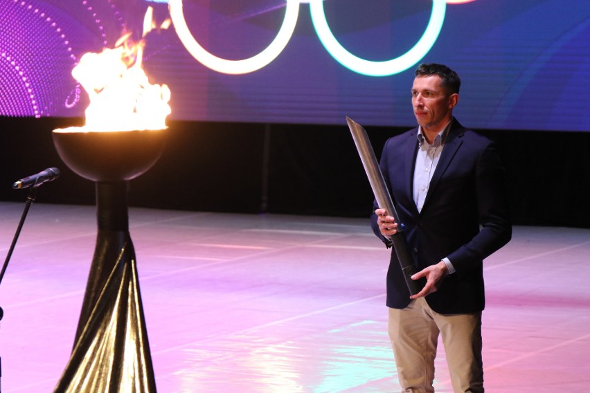 Kłopoty z odpaleniem znicza podczas otwarcia Ogólnopolskiej Olimpiady Młodzieży w Kielcach. Pomogła zapalniczka [VIDEO, ZDJĘCIA]