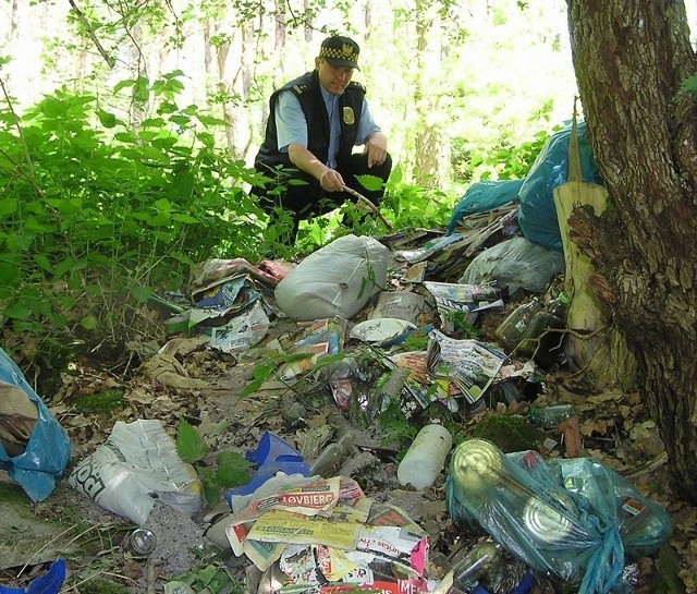 Są tu dachówki, butelki, książki, odpady komunalne &#8211; wylicza Krzysztof Kuc, komendant straży. 