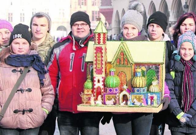 Zaprezentowana w Krakowie szopka wykonana przez dzieci i pracowników z Domu Dziecka w Skopaniu jest bardzo oryginalna.