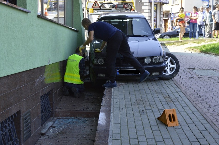 Samochód w pułapce - nietypowy wypadek w Gorlicach [ZDJĘCIA]