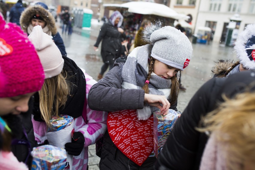 WOŚP w Krakowie. Zobaczcie jak kwestują wolontariusze