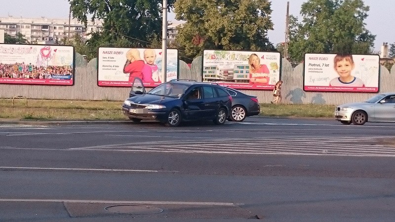 Wypadek na Legnickiej. Tramwaj zderzył się z samochodem osobowym. Były utrudnienia! (FOTO)
