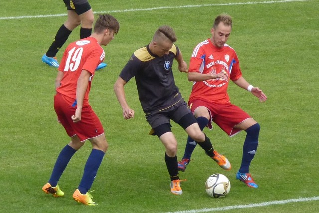 Tomasz Kamiński (w środku) wystąpił jesienią w jedenastu meczach Bałtyckiej III ligi i strzelił dwa gole.