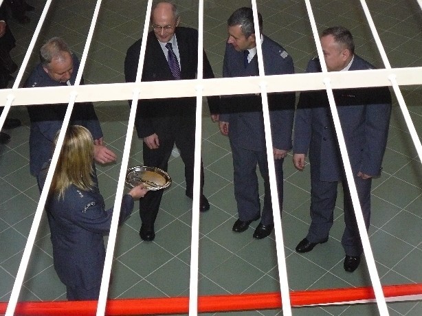 Wstęgę przecięli m.in. (w środku) wiceminister Marian Cichosz z MSWiA oraz dyrektor generalny Służby Więziennej gen. Jacek Pomiankiewicz.