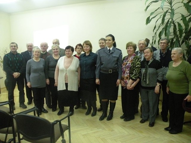 Seniorzy z Kowali wielkim zaciekawieniem słuchali porad funkcjonariuszy.