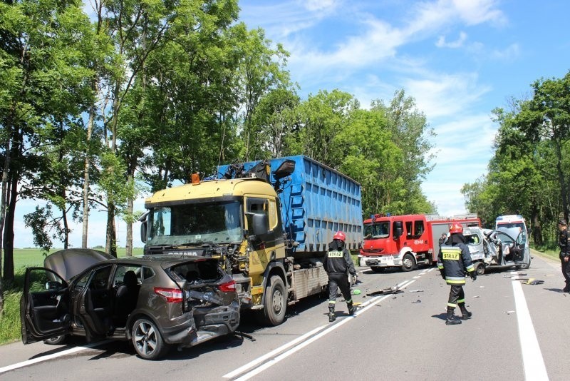 Piliki. Dwa auta zderzyły się z tirem (zdjęcia)