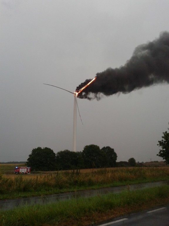 Tak płonął wiatrak po uderzeniu pioruna koło Gościna.