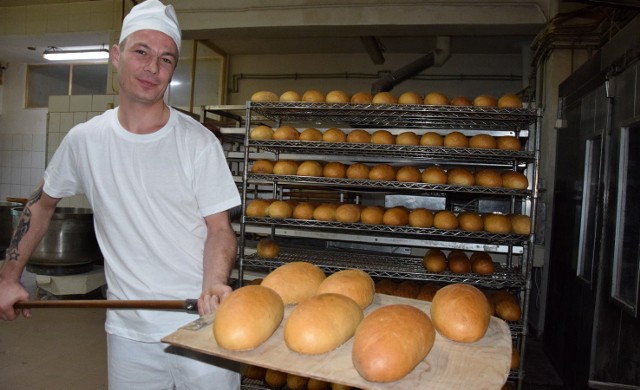 W Zakładzie Piekarsko-Ciastkarskim Rogal w Mokrem: piecowy Piotr Murawski wyjmuje z pieca świeżutkie, gorące bochenki chleba