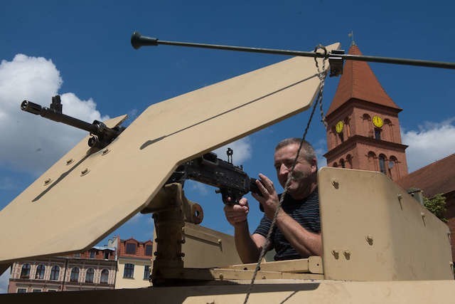 Żołnierze NATO demonstrują w ramach ćwiczeń Anakonda 16 sprzęt na Rynku Nowomiejskim w Toruniu