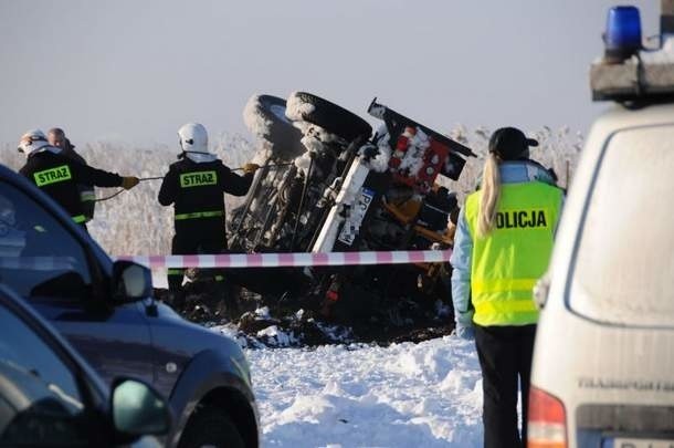 Moment po wyłowieniu samochodu, którym jechali geologowie. W aucie było ciało jednego z nich. Nie wiadomo do dziś, co się dzieje z drugim.