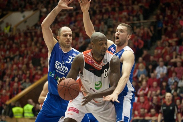 Szymon Szewczyk (z lewej) latem przeniósł się z AZS do Stelmetu i na inaugurację sezonu zagra przeciwko Akademikom