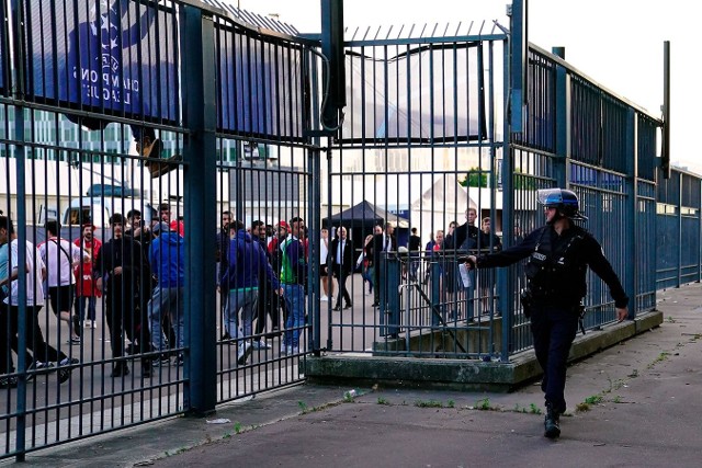 Kibice Liverpoolu nie mogli dostać się na Stade de France w Paryżu na finał Ligi Mistrzów 2022. Policja użyła wobec nich gazu łzawiącego