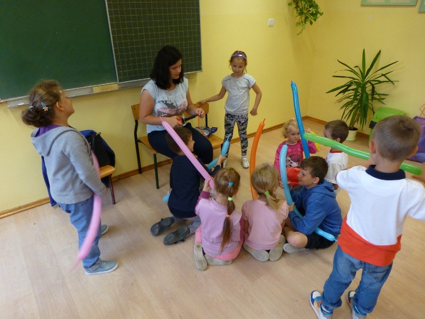 Podczas zajęć z robotyki dzieci stworzyły koło fortuny,...