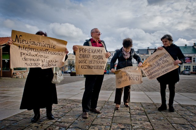 Elżbieta Kujawa (druga z prawej), która walczy ze starostwem w sprawie pozwolenia na budowę przy Dębowej,  zwracała uwagę na swój problem podczas sobotniej kontrmanifestacji w Świeciu