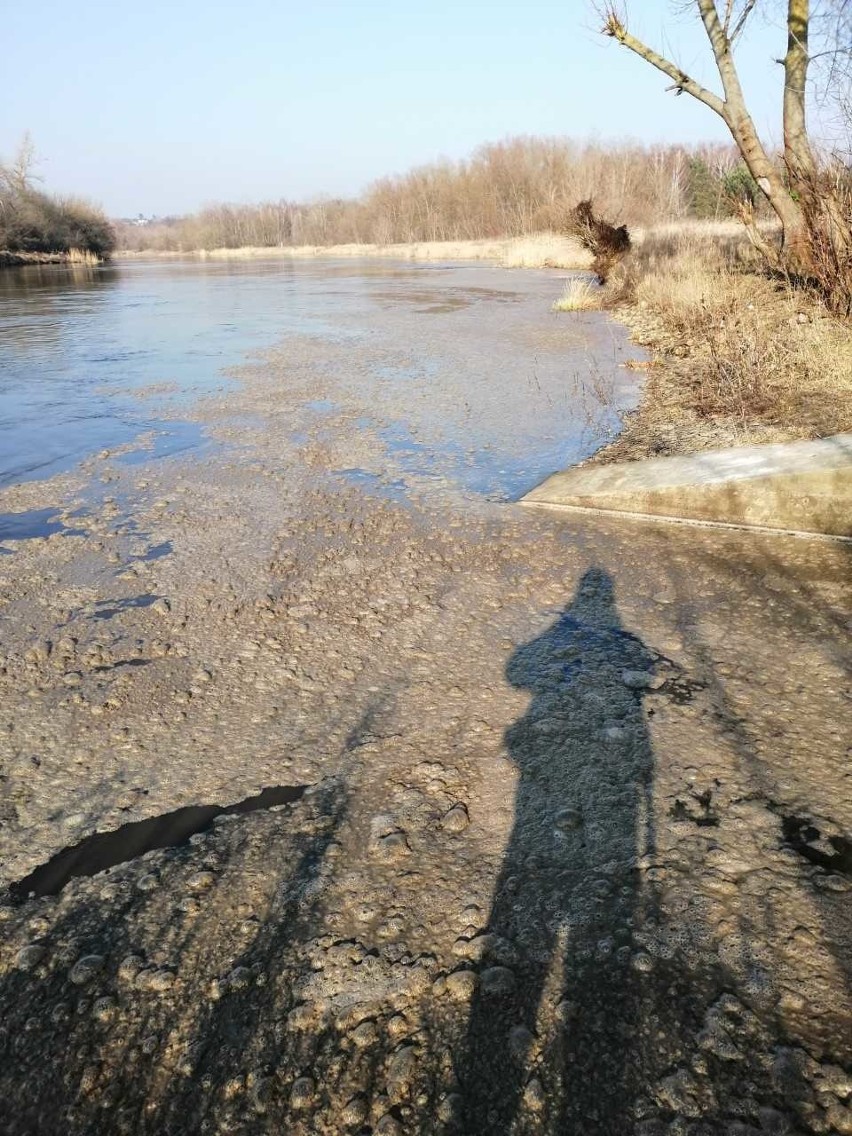 Po raz pierwszy wyciek nastąpił po południu we wtorek. Z...