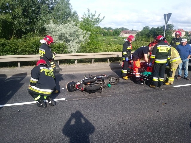 Do wypadku doszło po godz. 8.00 w środę, 29 maja, na moście na Trasie Nadwarciańskiej w Gorzowie. Starszy mężczyzna jechał Trasą Nadwarciańską w kierunku ul. Kasprzaka. Na moście podczas zmiany pasa ruchu zahaczył o samochód i upadł. Kierowca samochodu odjechał z miejsca zdarzenia. Mógł jednak nie poczuć uderzenia.Czytaj również: Groźny wypadek na A2. Renault wyglądał po nim okropnie... Na miejsce przyleciał helikopter [GALERIA];nfNa miejsce przyjechały służby ratunkowe. Ekipa karetki pogotowia ratunkowego zajęła się rannym motorowerzystą. Mężczyzna na noszach została zabrany do karetki i przewieziony do szpitala. Był przytomny.Na moście utworzył się gigantyczny korek. Na miejscu jest już gorzowska policja.Rzepin: tragedia nad jeziorem Długim. Utonął 12-latek