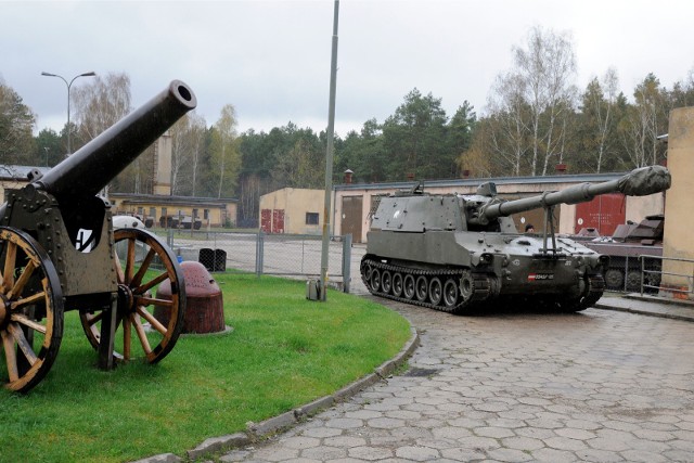 Na terenie przy Grunwaldzkiej o powierzchni 5 hektarów przechowywane są te najcięższe eksponaty Muzeum Wojsk Lądowych, m.in. czołgi czy transportery opancerzone