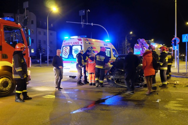W sobotę, około godz. 21.20, na skrzyżowaniu ulic Żeromskiego i Pułaskiego w Białymstoku doszło do wypadku. Zobacz też:Wypadek na Nowym Mieście. Na Pułaskiego zderzyło się pięć aut