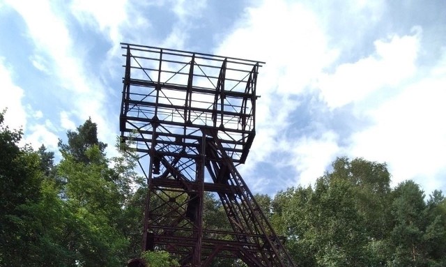 120 - letnia wieża górnicza przy Muzealnej Izbie Górnictwa Kruszcowego wpisała się już w krajobraz Miedzianki. Niestety od lat budowla niszczeje. Zobacz więcej zdjęć >>>