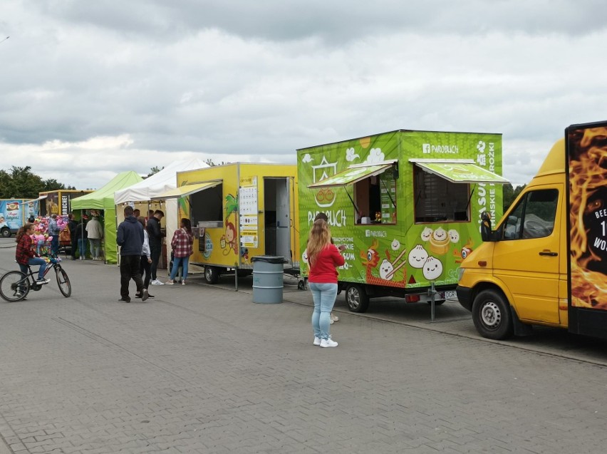 Zlot food trucków w Ostrowi Mazowieckiej. Food trucki stoją przy Trębickiego przez cały weekend 17 - 18.09.2022