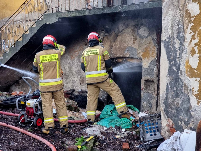 Strażacy z Przemyśla gasili pożar na terenie dawnego szpitala [ZDJĘCIA]