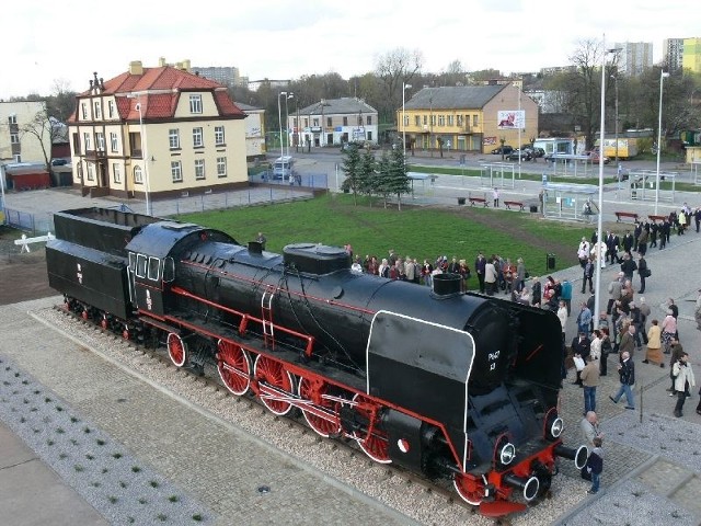 Na placu przy dworcu kolejowym w Skarżysku jako pomnik stanęła ogromna lokomotywa Pt-47.