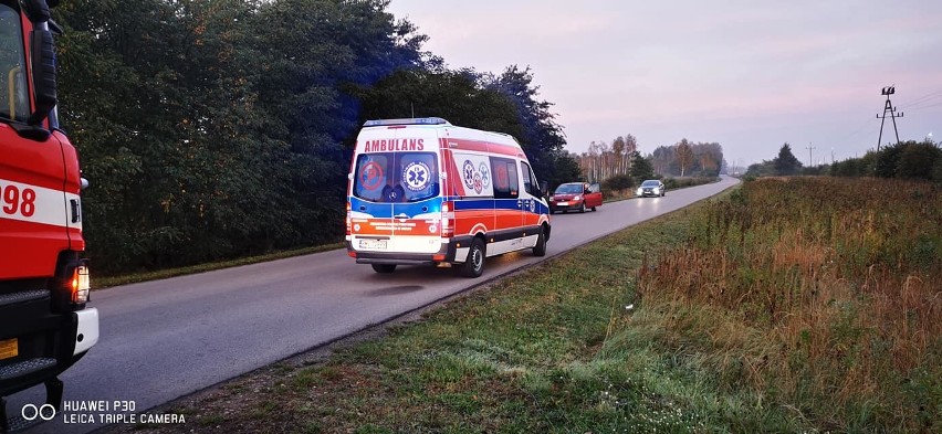 Wypadek w Woli Baranowskiej, samochód przejechał przez tory i uderzył w latarnię (ZDJĘCIA)