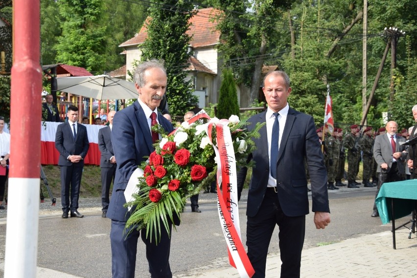 Pamięć o pacyfikacji wioski. W 75. rocznicę zamieszczono tablicę z nazwiskami mieszkańców [ZDJĘCIA]