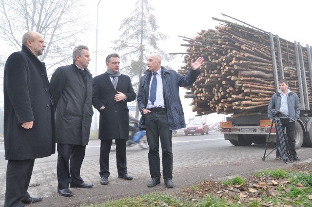 Jesień 2010, ówczesny minister infrastruktury Cezary Grabarczyk z włodarzami miasta i powiatu zwiedza okolice, w której powstanie obwodnica Szczecinka.