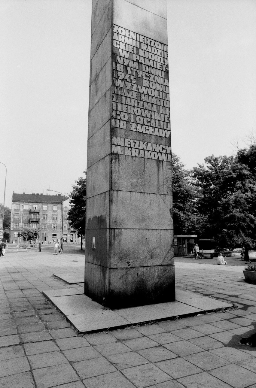 21-metrowy pomnik Braterstwa - zbudowany z 90 olbrzymich...