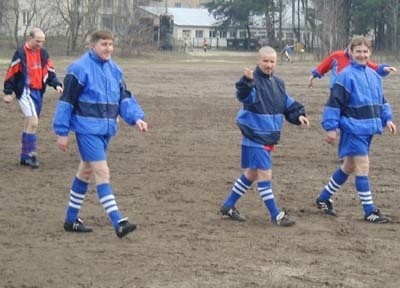 Stacja schodzi z boiska. W środku trener i zawodnik Wojciech Dudkowski.