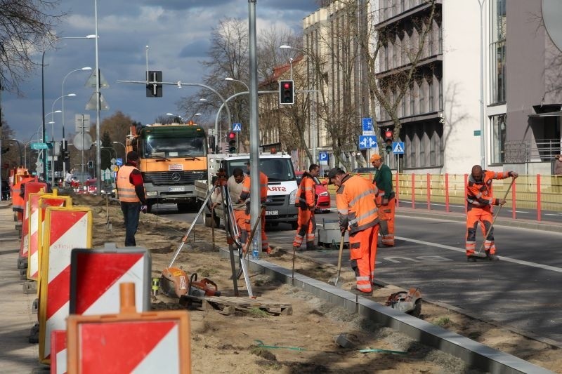 Ul. Sienkiewicza. Ścieżka rowerowa za ponad milion złotych nabiera kształtu (zdjęcia, wideo)