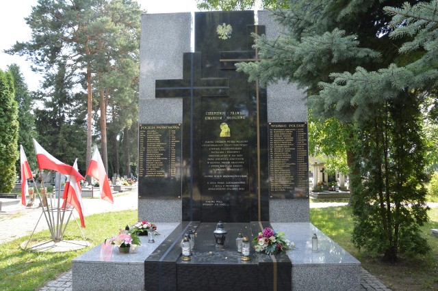 Pomnik Ofiar Zbrodni Katyńskiej na cmentarzu komunalnym w Stalowej Woli