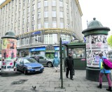 Kraków. Słupy ogłoszeniowe szpecą i blokują wejście na Rynek Kleparski