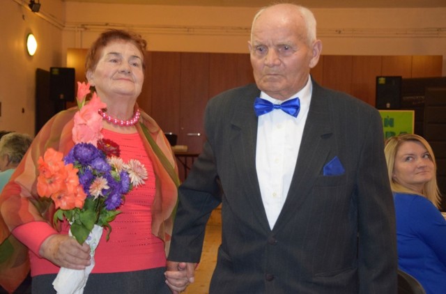 Krasocińscy seniorzy w pokazie mody; z prawej najstarszy członek koła – 90-letni Antoni Jasnos.
