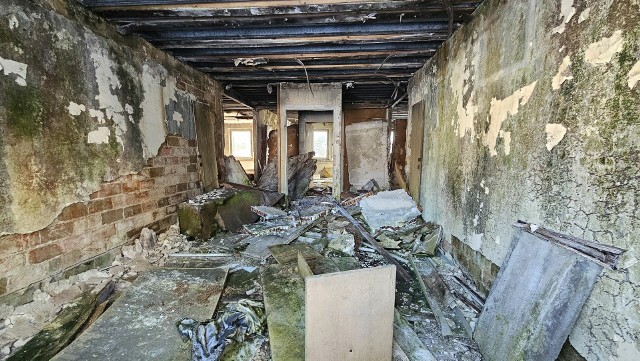 Opuszczony budynek pełnił kiedyś funkcję biura kopalni w Wiśniówce. Teraz niszczeje.