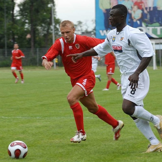 Ugochukwu Enyinnaya (z prawej) w sobotnim spotkaniu był najlepszym zawodnikiem Odry. W 13. min. popisał się znakomita asystą.