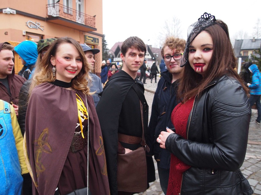 Zakopane. Maturzyści zatańczyli poloneza na Krupówkach [ZDJĘCIA,WIDEO]