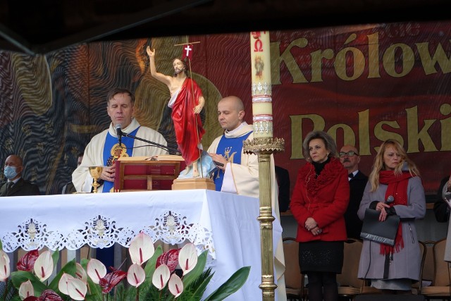 W niedzielę o godzinie 10 w Kościele Garnizonowym pod wezwaniem Matki Bożej Królowej Polski w Kielcach odprawiona została msza święta w intencji Ojczyzny. Przewodniczył jej ksiądz proboszcz Grzegorz Kamiński. W Eucharystii uczestniczyli między innymi Anna Krupka, wiceminister kultury, dziedzictwa narodowego i sportu, świętokrzyscy parlamentarzyści, włodarze województwa, przedstawiciele służb mundurowych oraz wierni, nie tylko z miejscowej parafii. O piękną oprawę muzyczna zadbał Chór Garnizonowy pod dyrekcją Edyty Bobryk. Galeria zdjęć z uroczystości na kolejnych slajdach. (dor)