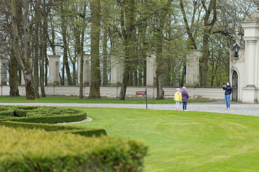 Lubisz spacerować? Park w Kozłówce to doskonałe miejsce na relaks w pięknym otoczeniu. Zobacz fotorelację