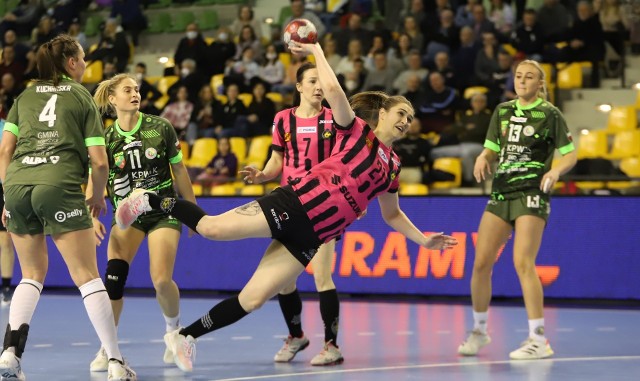 Suzuki Korona Handball Kielce przegrała z KPR Gminy Kobierzyce. Na zdjęciu rzuca Magdalena Kowalczyk.
