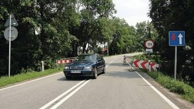 Na trasie Proszowice - Nowe Brzesko jest kilka mostków obstawionych barierkami, ograniczającymi ruch Fot. Barbara Ciryt