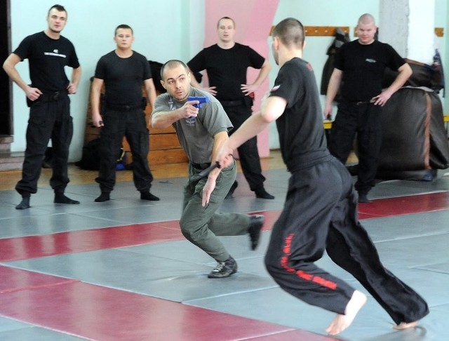 Policjanci uczyli się jak reagować na atak pistoletem.