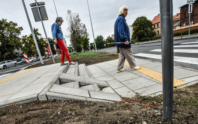 - Wcześniej w tym miejscu schody i zjazd dla wózków nie były potrzebne - mówią bydgoszczanie.