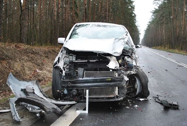 Roztrzaskana kia uczestnicząca w wypadku niedaleko Jamnicy.