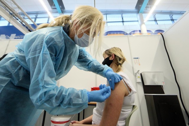 Zakłady pracy mogą organizować szczepienia przeciw COVID-19 dla swoich pracowników